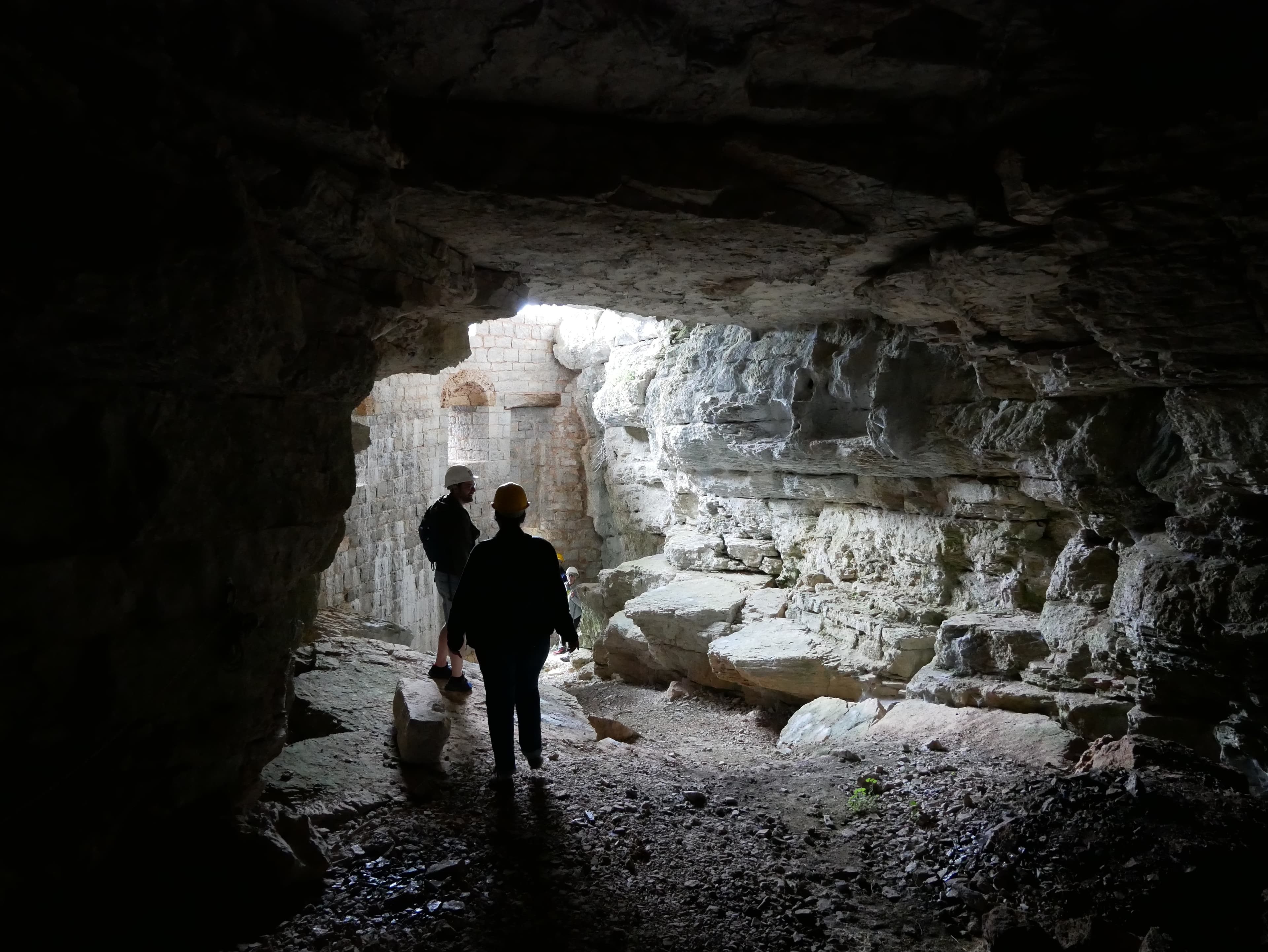 Visite de la Baume Auriol, une grotte médiévale fortifiée