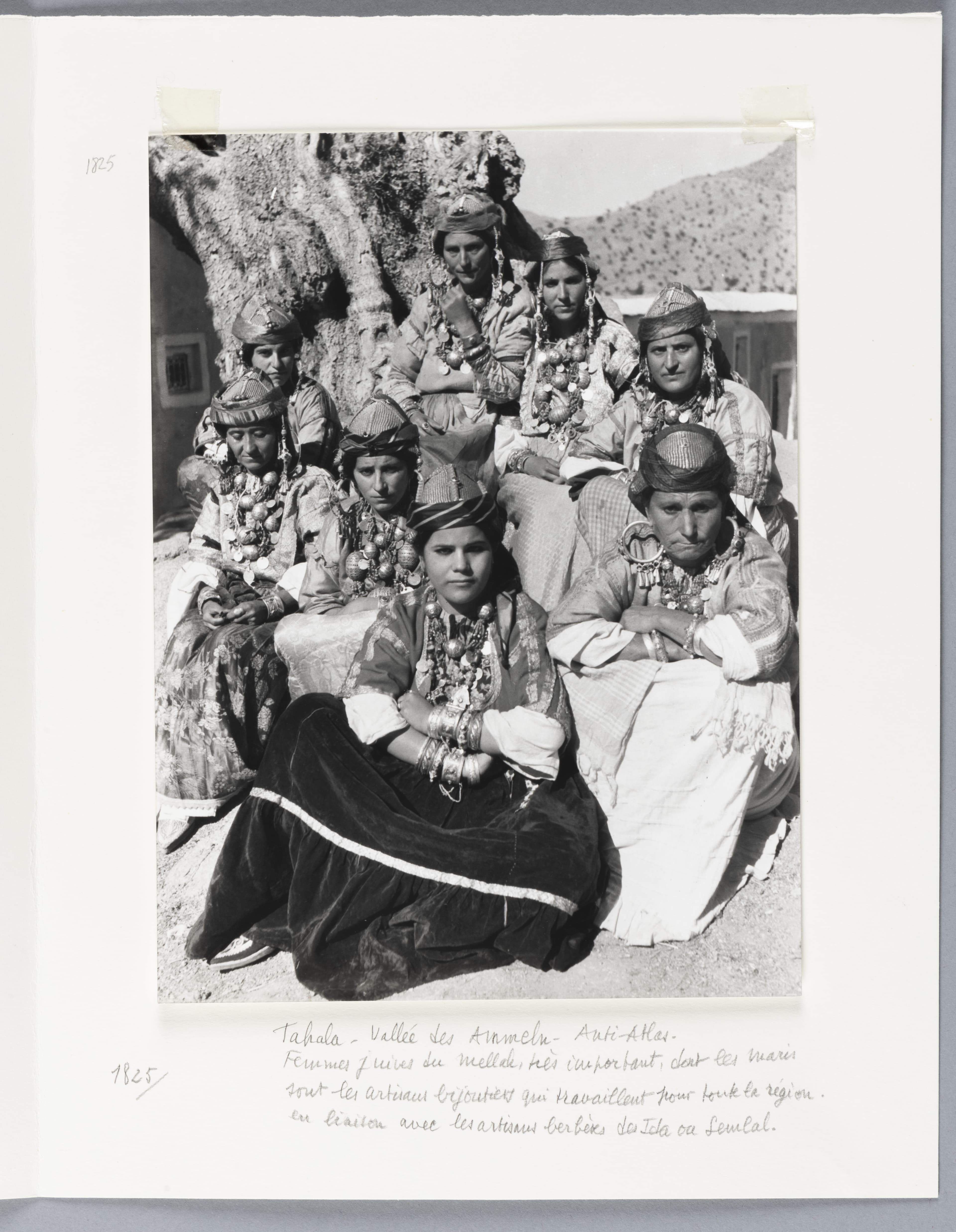 Parures et vêtements. Les collections marocaines du mahJ à la lumière des photographies de Jean Besancenot