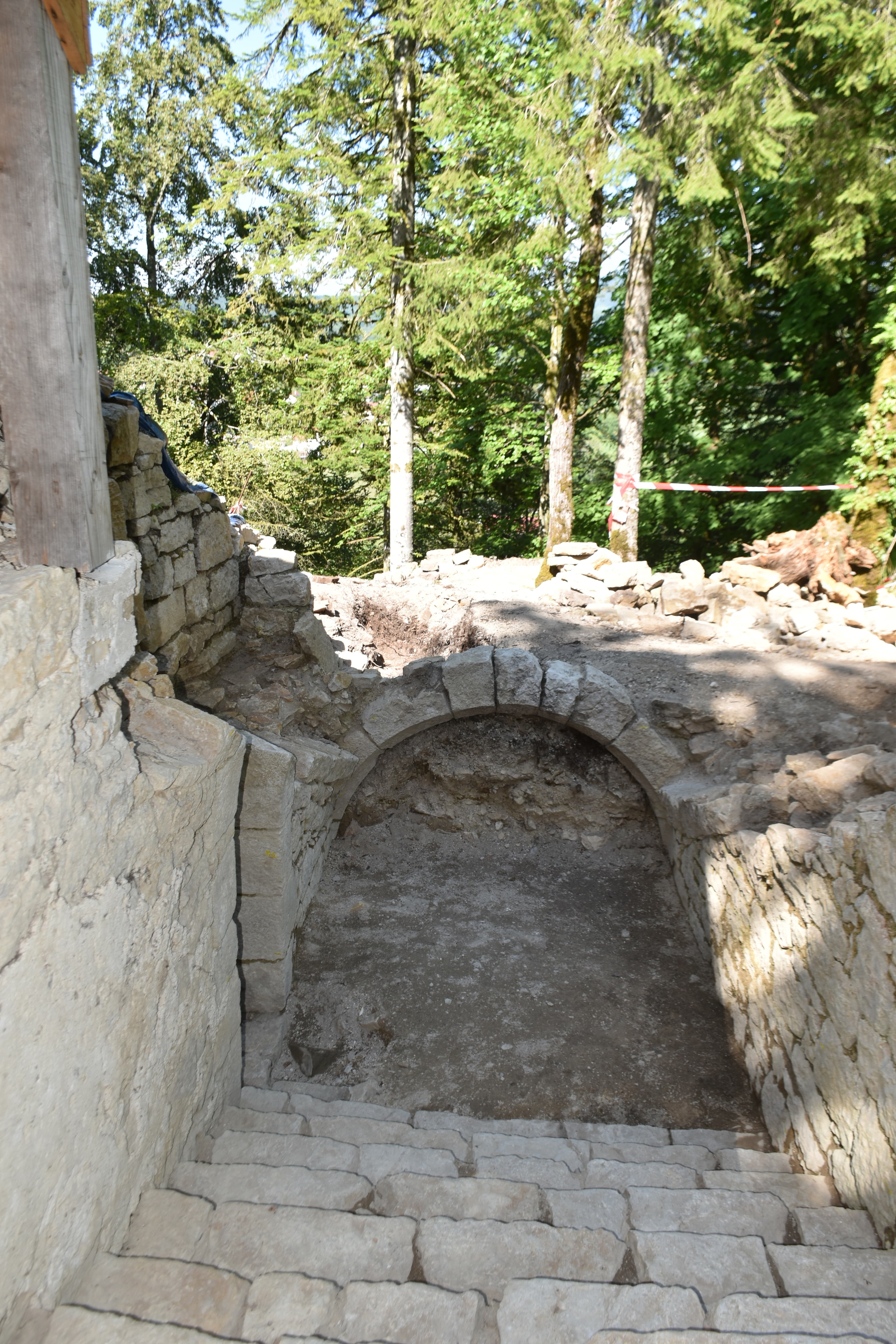 Visite des fouilles du château de Chaux-des-Crotenay