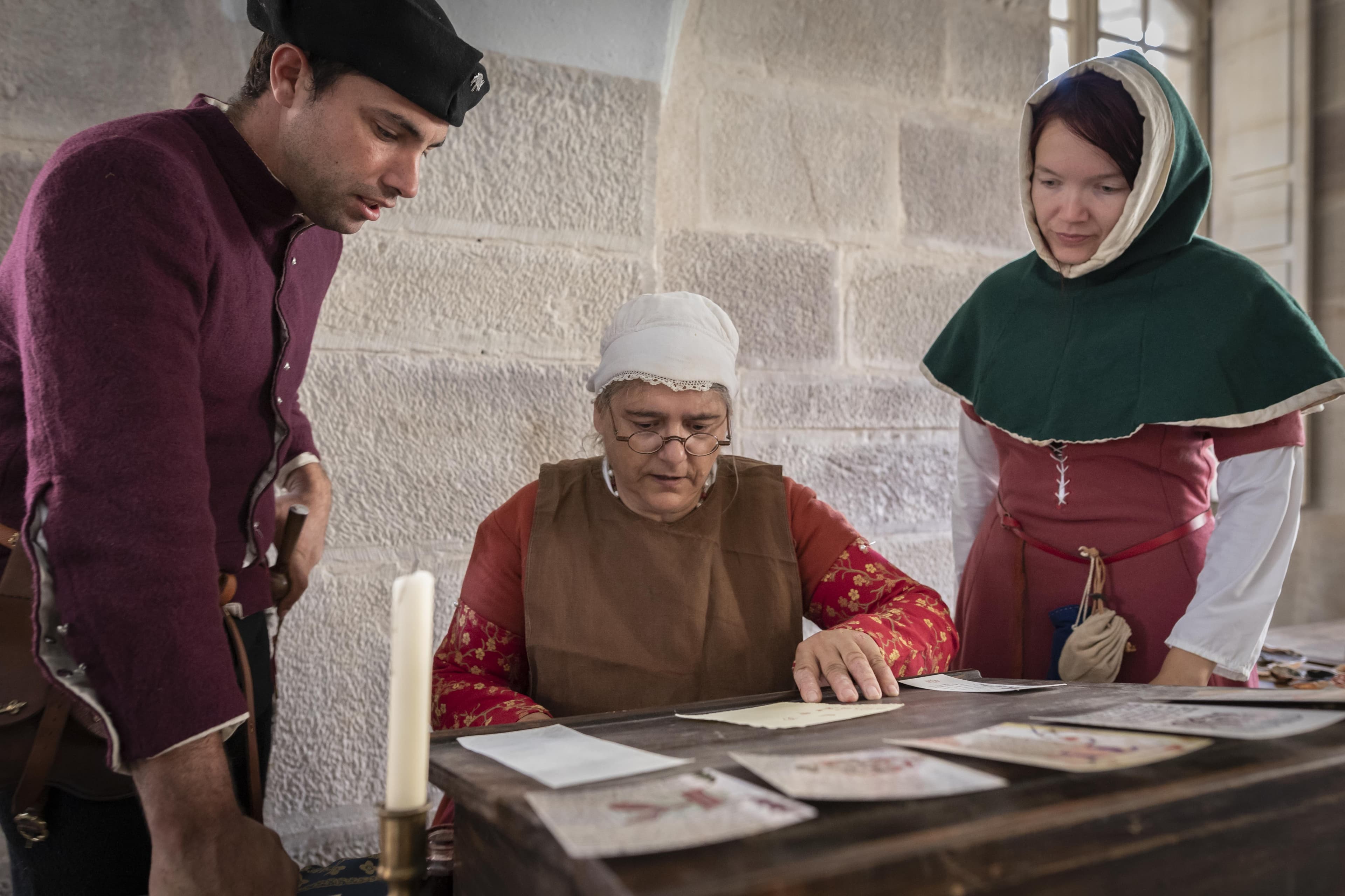 Reconstitution d'un scriptorium et d'un camp médiéval du XVe siècle.