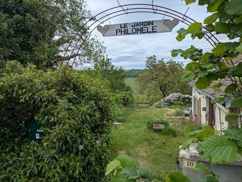 Perché au dessus d'une vallée de l'Auxois, partez à la découverte d'un jardin plein de biodiversité à Marcellois !