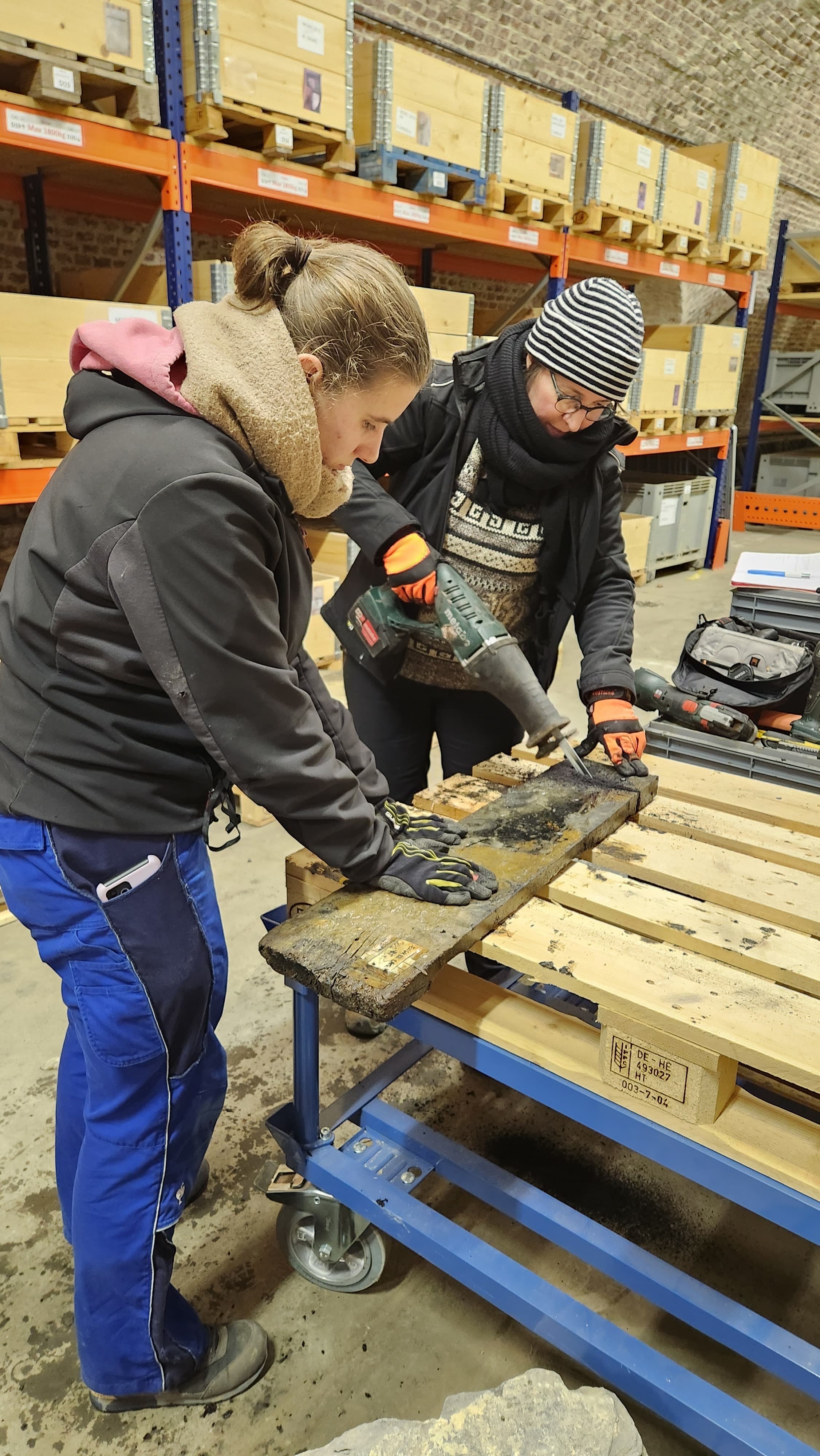Entrez dans les ateliers des archéologues et découvrez ce que révèlent terres, céramiques et fragments récoltés.
