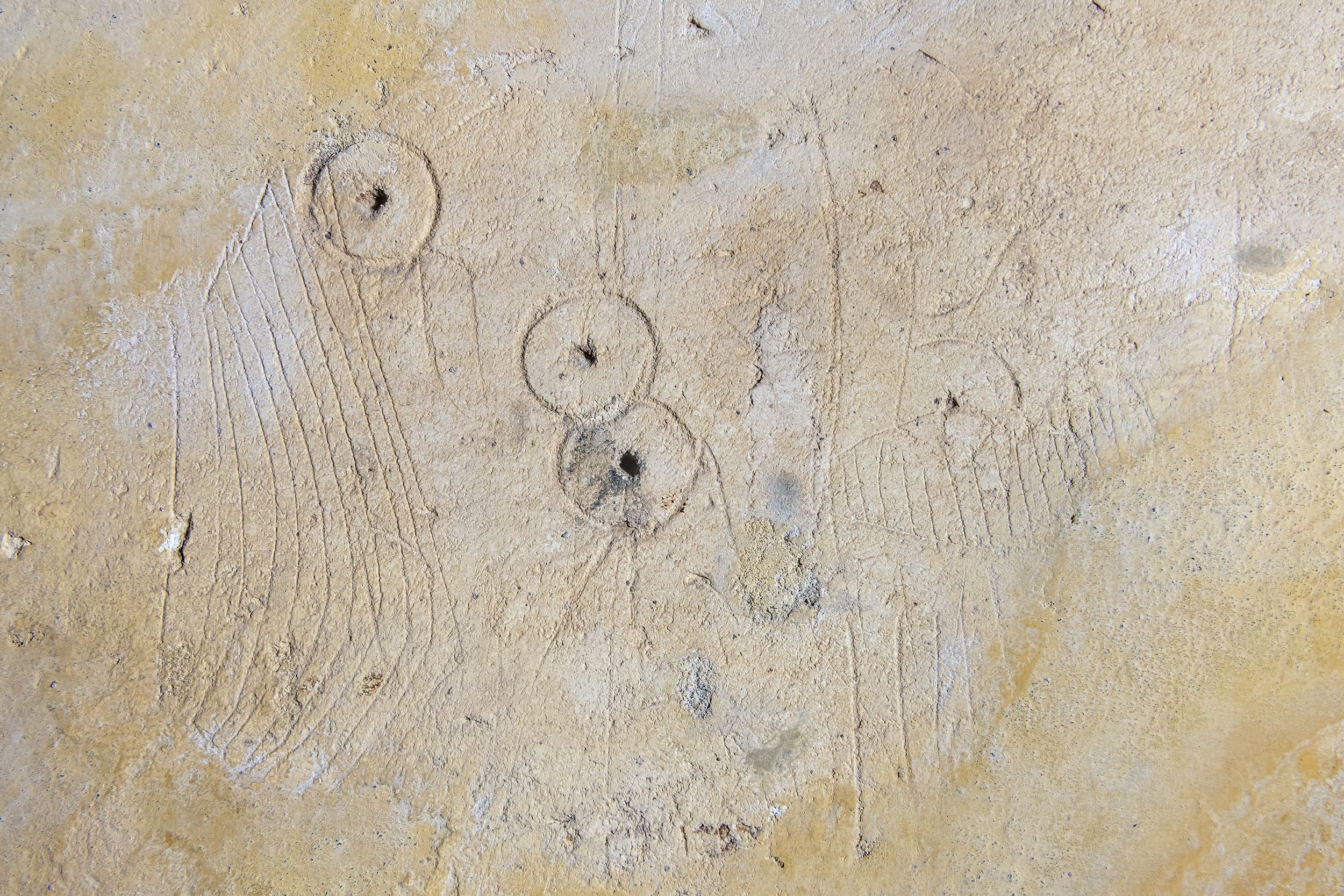 Des sols aux murs, entre fouilles et graffitis