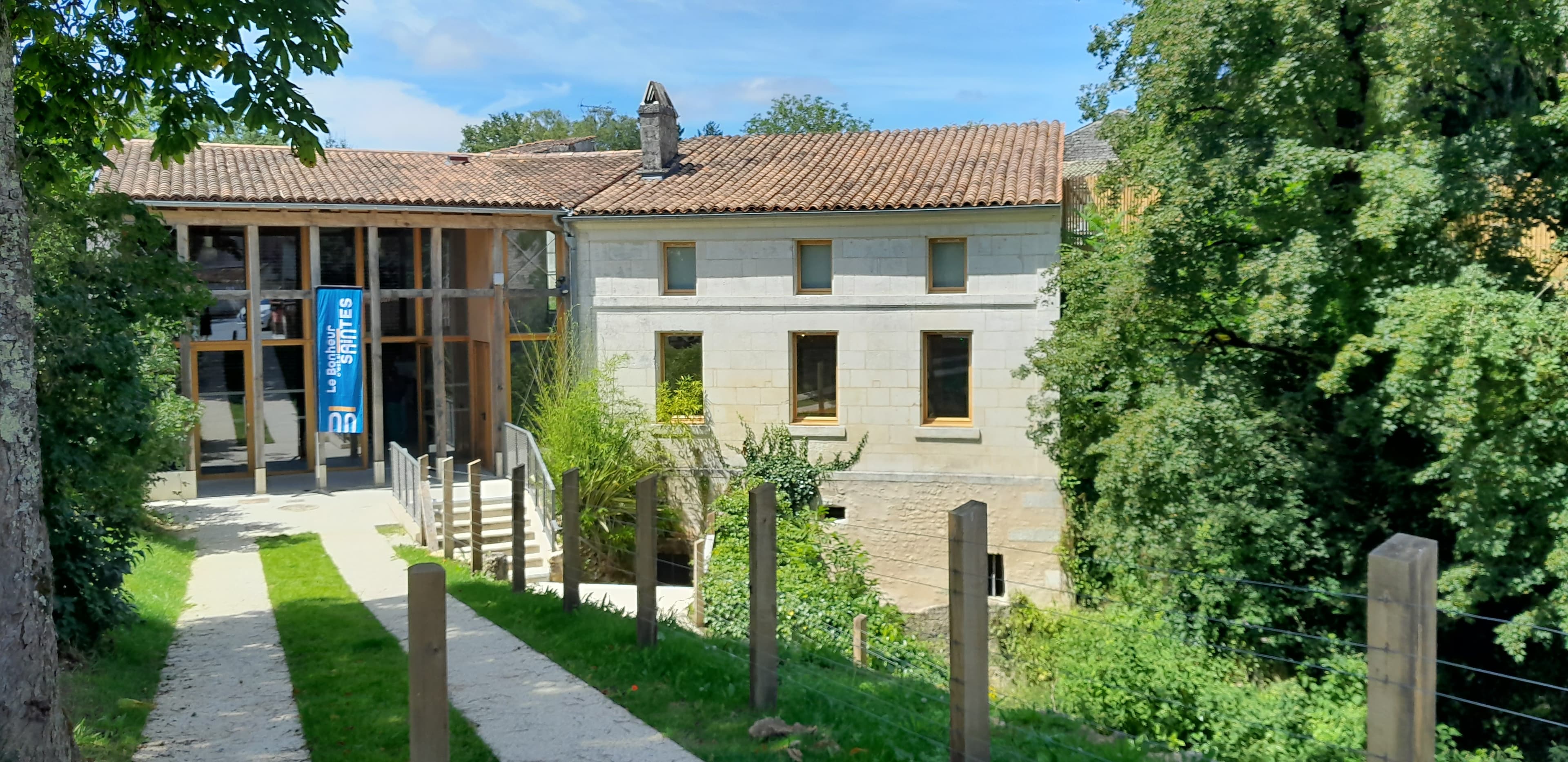 Sur les traces des aqueducs de Saintes : visitez la Maison des Aqueducs et plongez dans un tronçon souterrain grâce aux casques de réalité virtuelle.