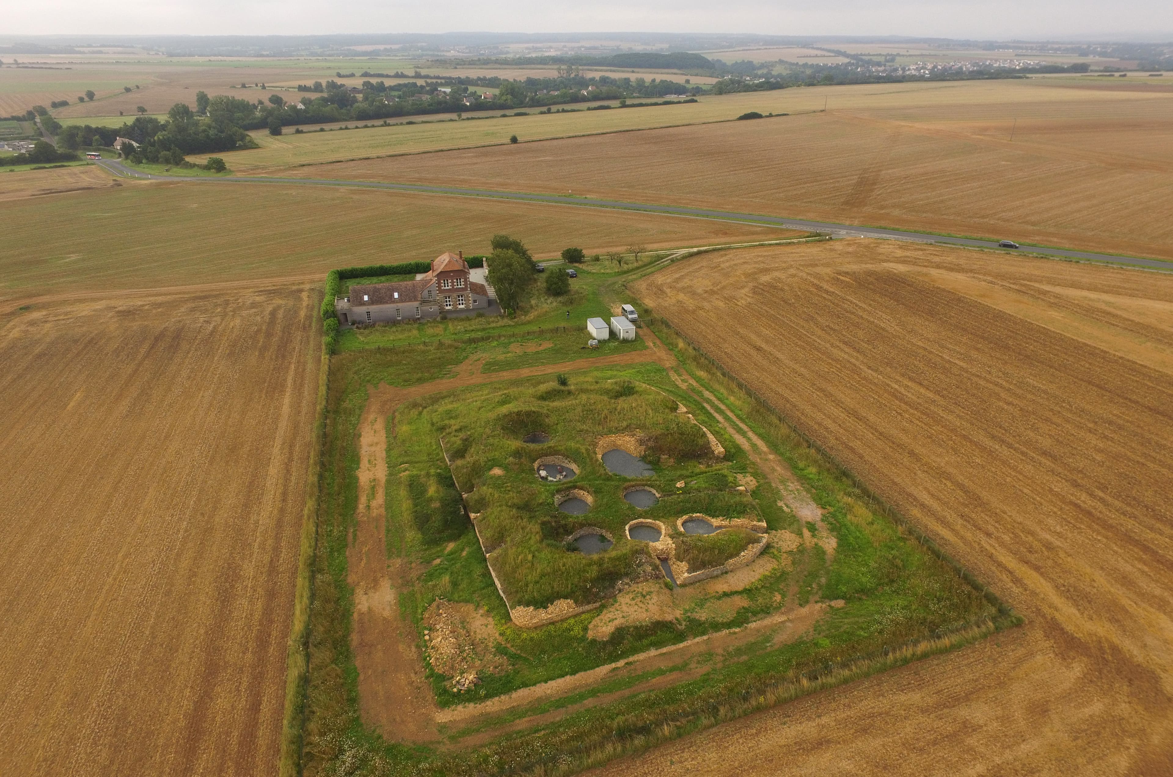 Le Tumulus de la Hogue : voyage au cœur du mégalithisme normand