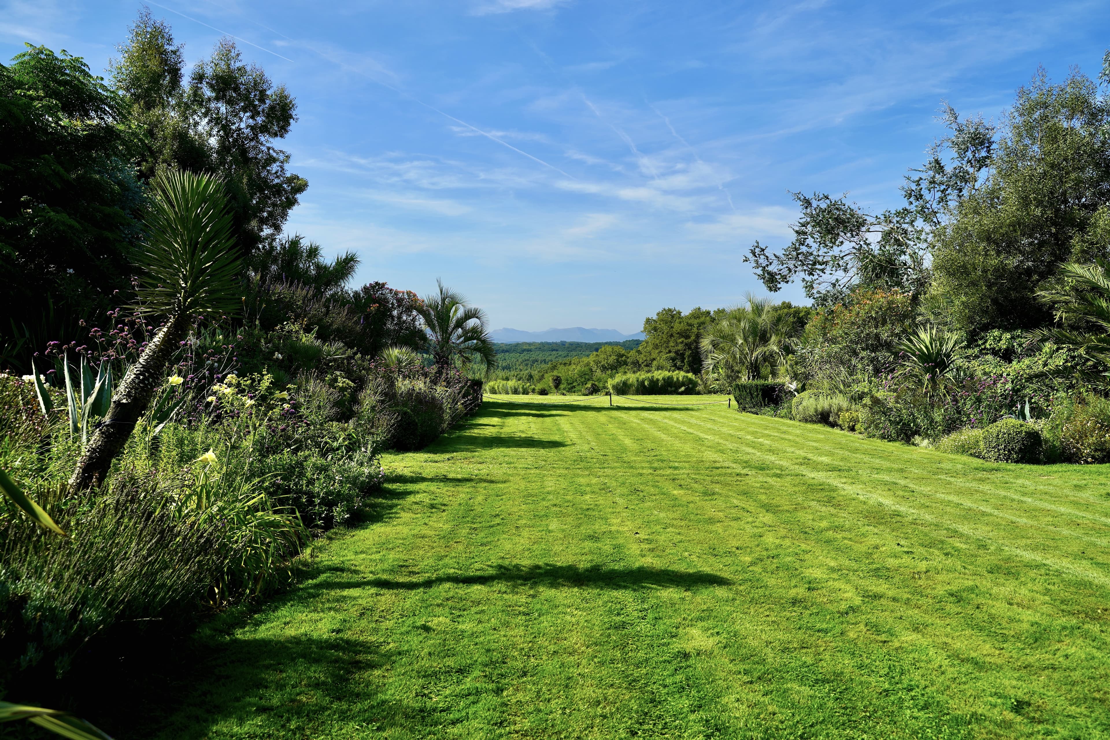 Visite des jardins dessinés selon la technique japonaise du sakkei ou de la vue empruntée, avec les Pyrénées et les vallons en toile de fond.