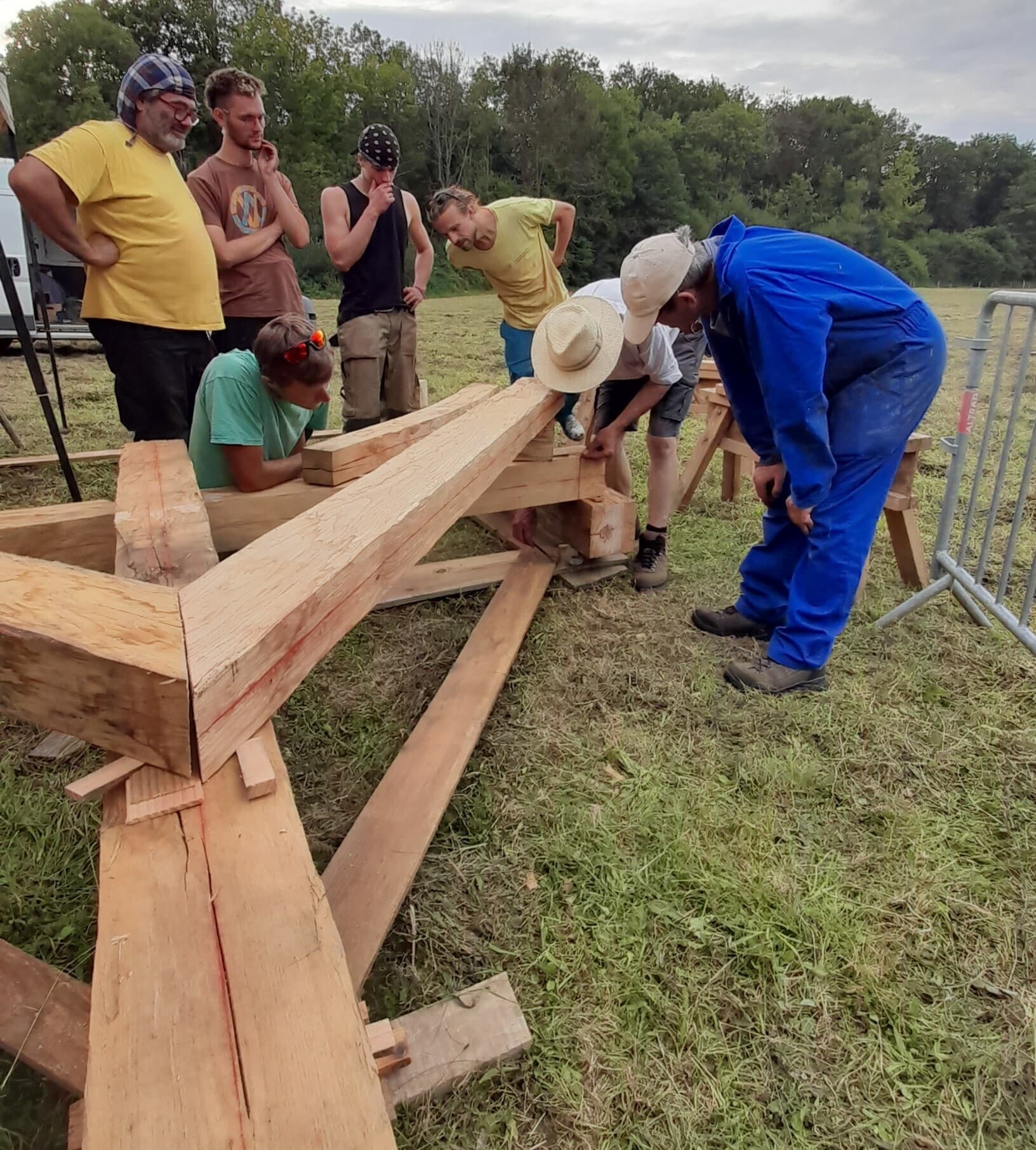 Stage de création d'une charpente bois taillée à la hache encadré par un professionnel